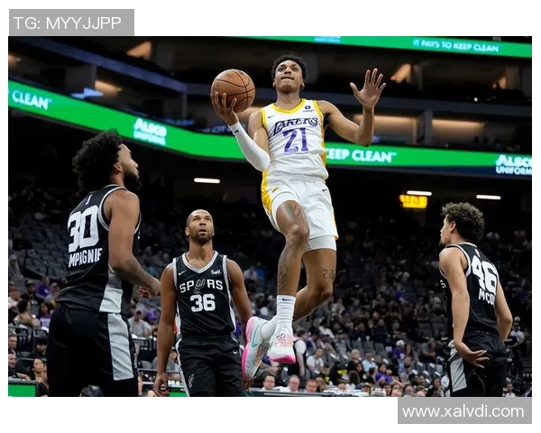 夏季联赛精彩对决湖人队与骑士队的巅峰较量回顾与分析